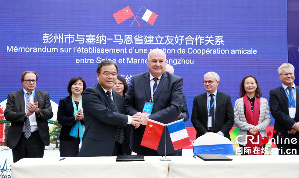 图片默认标题_fororder_主题：《“莫雷之家”落户彭州》。作者：罗国杨。国籍：中国。联系电话：17341391101。拍摄地点：四川成都彭州市白鹿音乐小镇。作品介绍：2017年10月12日，成都彭州市与法国塞纳-马恩省签署《建立友好合作关系备忘录》。当天，法国塞纳-马恩省及莫雷-塞纳-卢万地区驻彭州市及白鹿镇旅游办事处“莫雷之家”也正式落户彭州白鹿音乐小镇。_副本