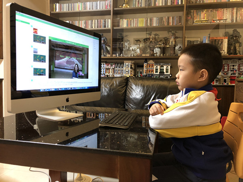 图片默认标题_fororder_学生正在收看《守初心抗疫情，守本职学不停》主题教育（主办方供图）_副本
