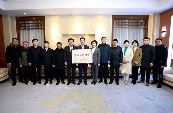 延吉市捧回“全国文明城市”奖牌