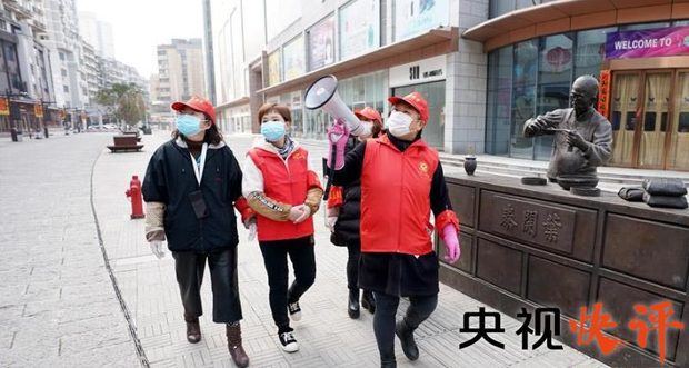 央视快评丨致敬战“疫”中的凡人善举