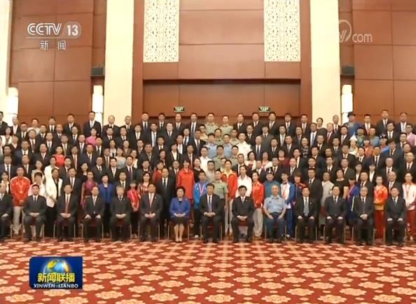 习近平会见全国体育先进单位和先进个人代表