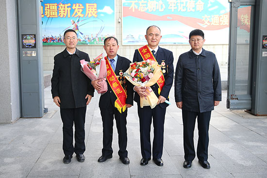 延吉市两位全国劳动模范载誉归来