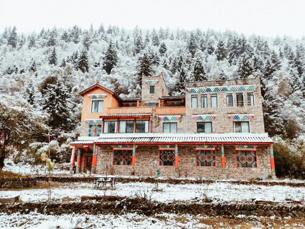 四川茂县：雪中松坪 美轮美奂
