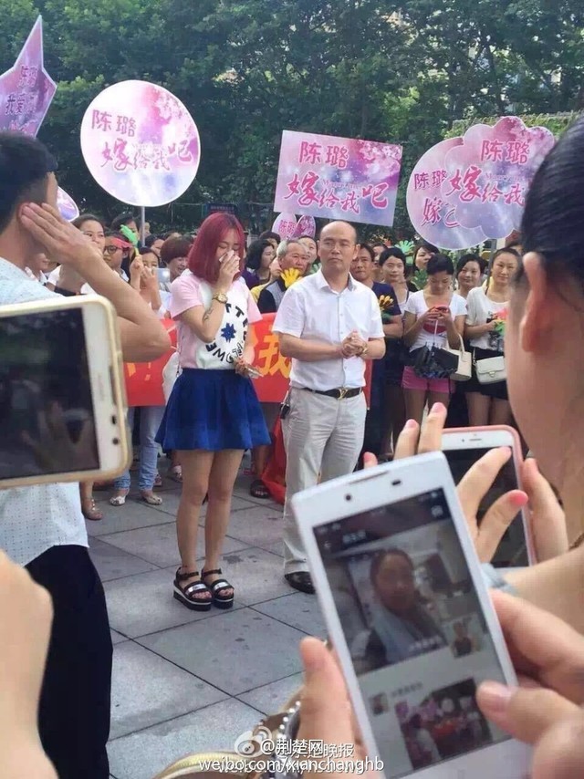 有钱人终成眷属 60后大叔求婚90后萝莉成功