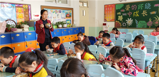 石家庄市各学校落实校领导“陪餐”制度