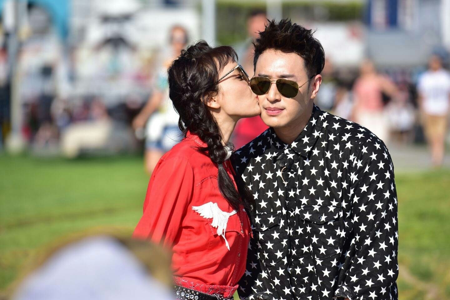 吴昕亲潘玮柏获潘帅双手捧脸狂亲 画面超甜