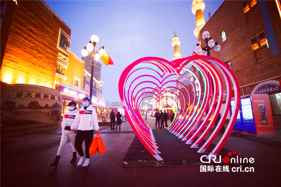 【外籍记者看新疆】乌鲁木齐大巴扎，不只是大