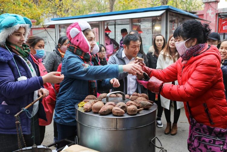 青春的梦想 青春的奋斗 | 金发小妞卖地瓜——一对美国姐妹的中国梦