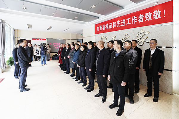 自贡市欢送全省劳动模范和先进工作者赴蓉接受表彰