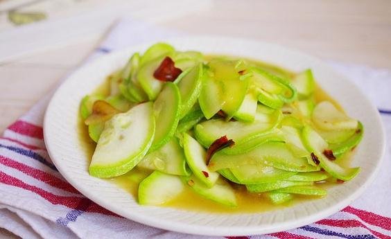 辟谣丨囤菜季来了 关于蔬菜的这些谣言 你信了几个？