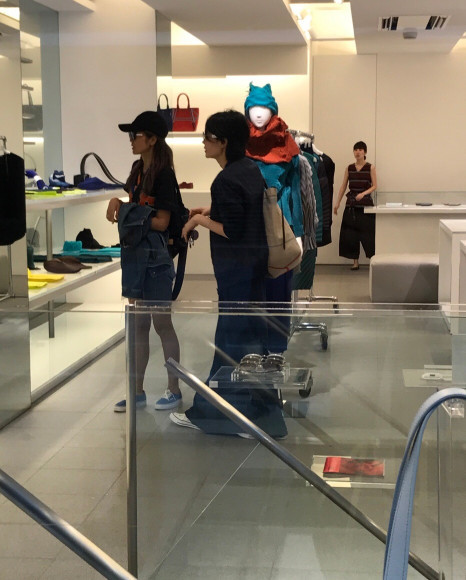 谢霆锋陪王菲逛街过七夕 女神穿长裙身材气质尽显_娱乐_腾讯网