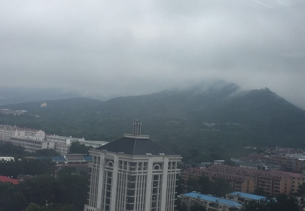 【旅游-文字列表】【走遍山东-济南】济南千佛山再现雨雾缠绕 胜似仙境