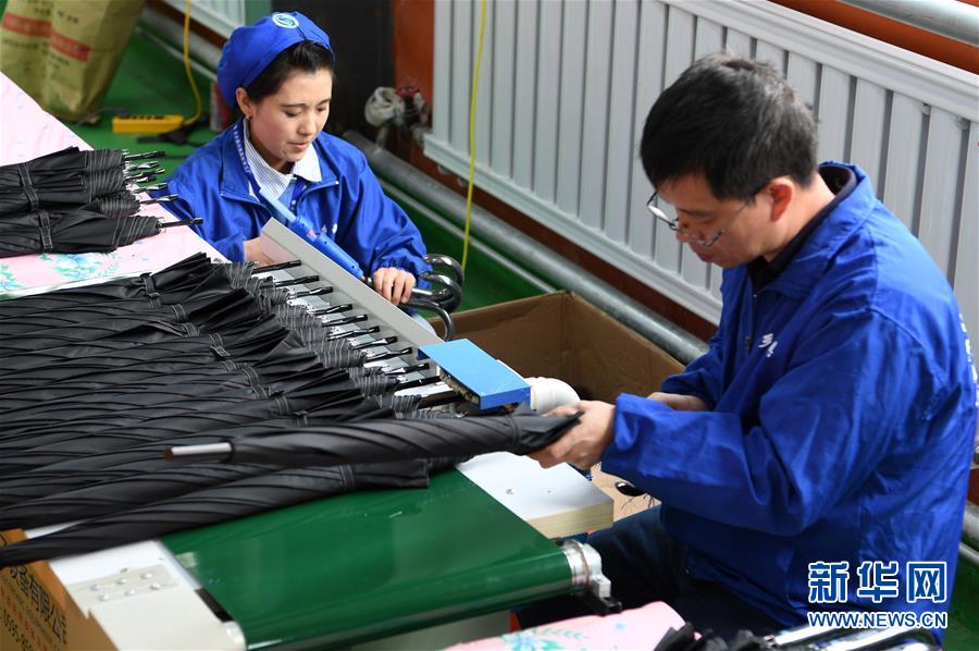 “扶贫车间”让贫困群众家门口就业增收