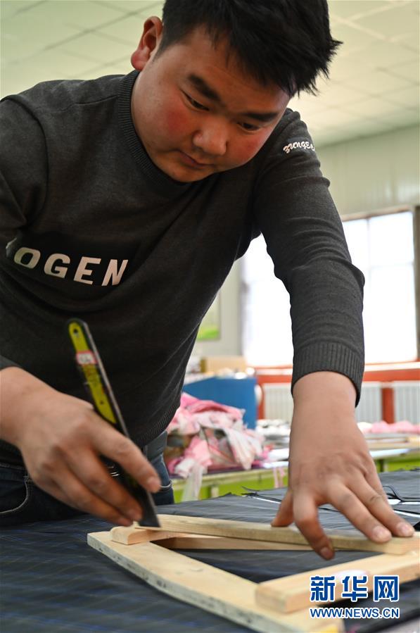 “扶贫车间”让贫困群众家门口就业增收