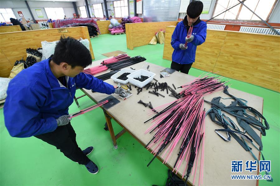 “扶贫车间”让贫困群众家门口就业增收