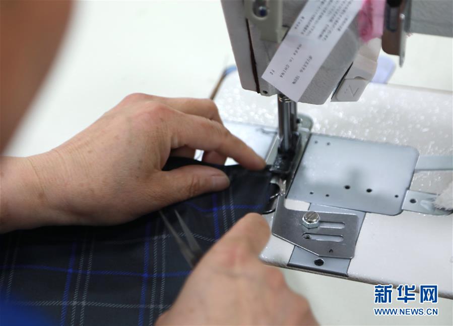 “扶贫车间”让贫困群众家门口就业增收