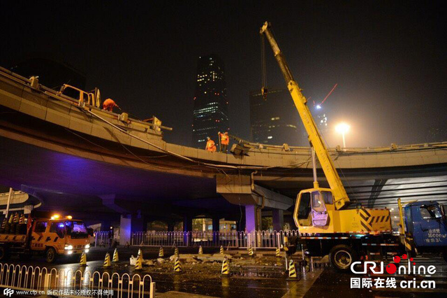 北京“路虎”深夜疑斗气冲下国贸桥 砸中桥下车辆