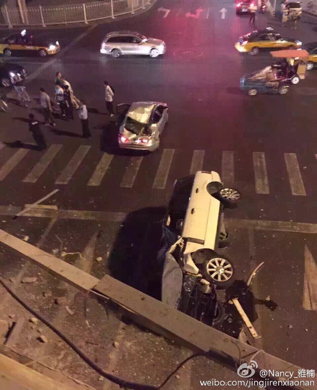 北京“路虎”深夜疑斗气冲下国贸桥 砸中桥下车辆