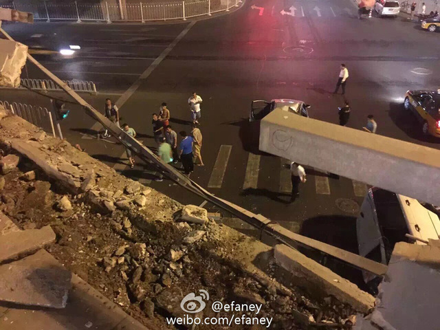 北京“路虎”深夜疑斗气冲下国贸桥 砸中桥下车辆