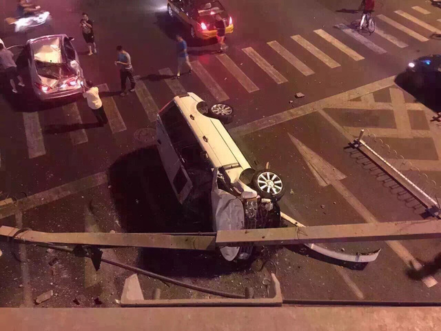 北京“路虎”深夜疑斗气冲下国贸桥 砸中桥下车辆