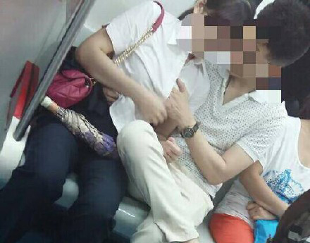 沈阳地铁内男女大尺度亲热接吻旁若无人