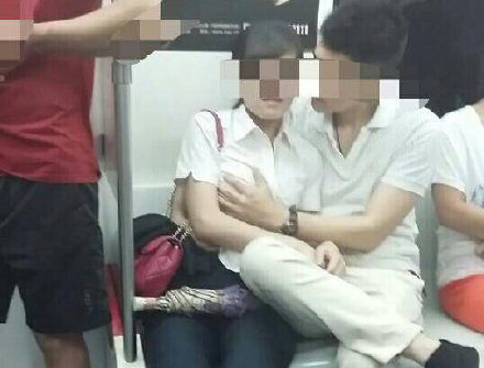 沈阳地铁内男女大尺度亲热接吻旁若无人
