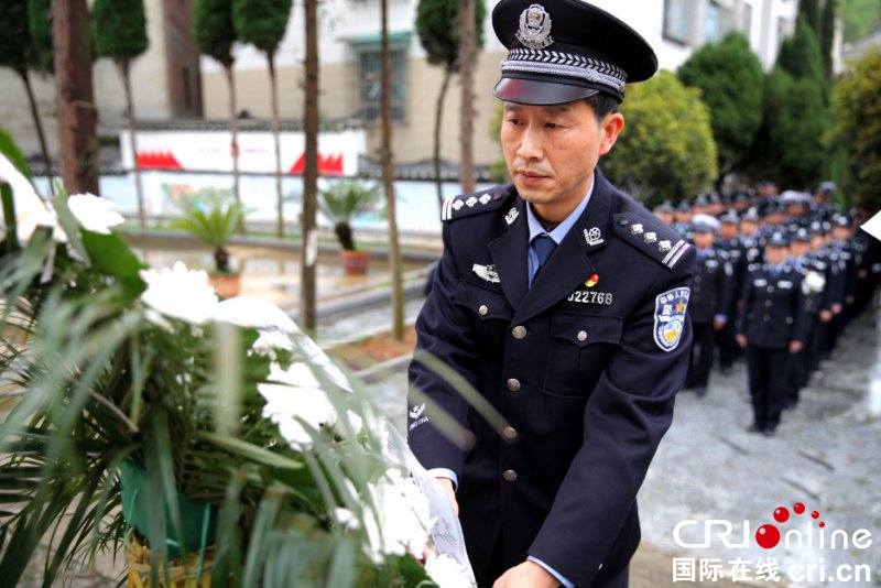 贵州黔西：公安民警集体缅怀英烈 （组图）