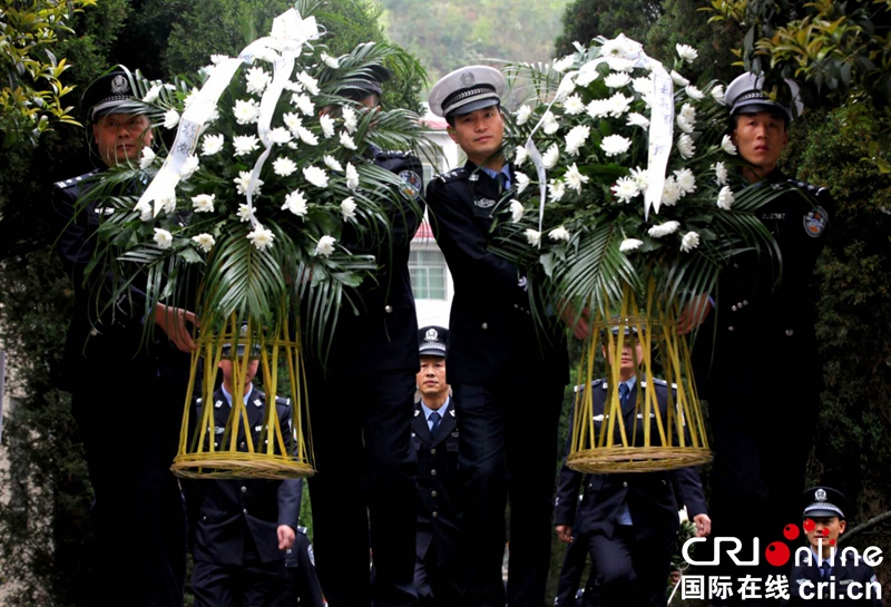 贵州黔西：公安民警集体缅怀英烈 （组图）