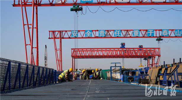 河北遵化：冬日高速公路施工忙
