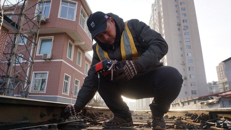 辽宁丹东：钢轨“B超师”精心检测确保铁路安全畅通