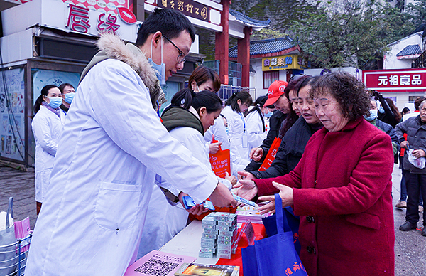 知艾防艾共享健康 自贡市启动“世界艾滋病日”主题宣传活动
