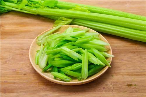 辟谣丨囤菜季来了 关于蔬菜的这些谣言 你信了几个？