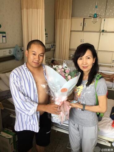 陈美琪赴成都探望九寨沟地震伤员 多年前竟合过影