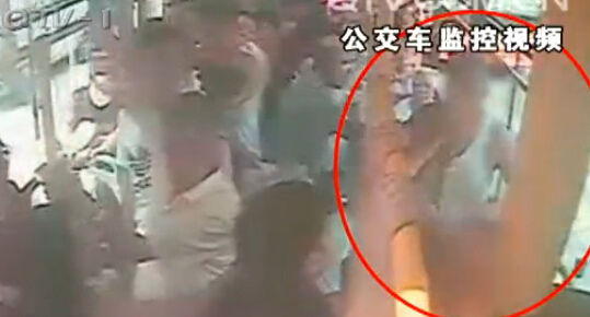 七旬老人因公交太挤腿靠腿跳起殴打邻座女乘客