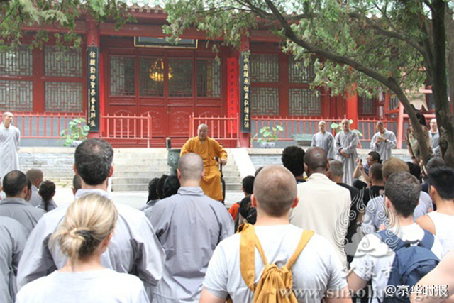 释永信少林寺检阅外国弟子