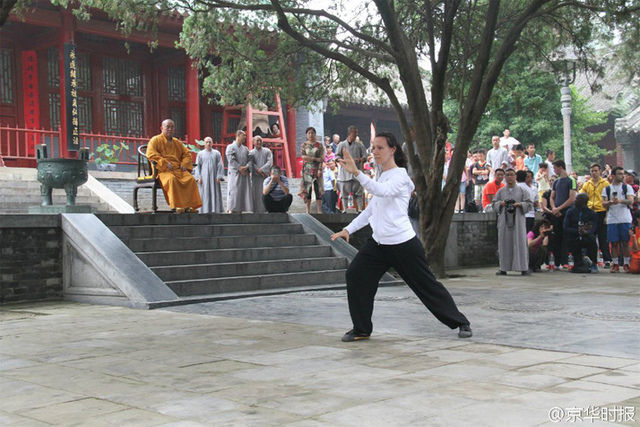 释永信少林寺检阅外国弟子