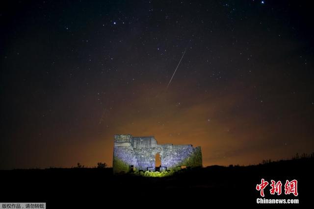 欧洲多地现英仙座流星雨 夜空繁星美到窒息
