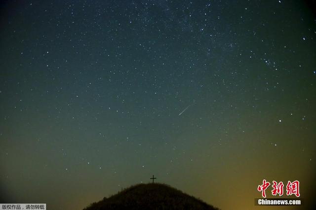 欧洲多地现英仙座流星雨 夜空繁星美到窒息