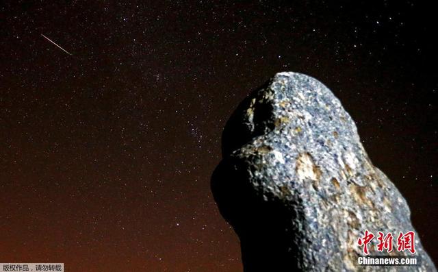 欧洲多地现英仙座流星雨 夜空繁星美到窒息