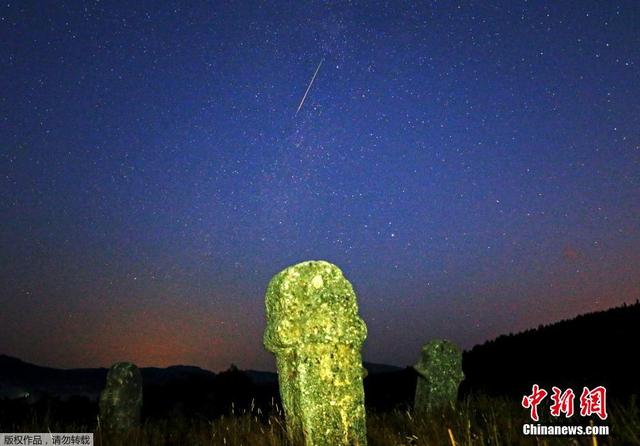 欧洲多地现英仙座流星雨 夜空繁星美到窒息