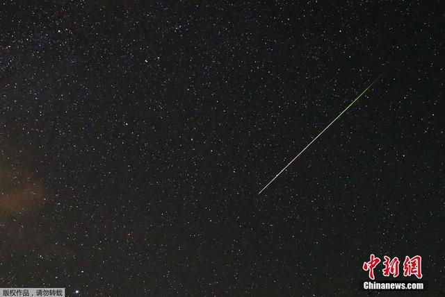 欧洲多地现英仙座流星雨 夜空繁星美到窒息