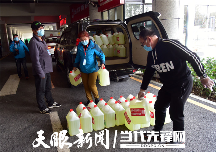 （社会）抗疫情！自驾一族聚众爱 全途旅游汇真心