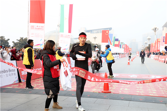 “2019‘一带一路’奔跑宝鸡万人迎新微型马拉松赛”激情开跑