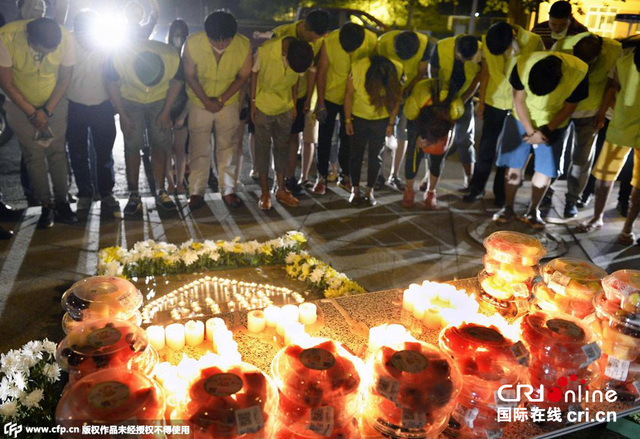 志愿者搭建临时祭奠站 追悼爆炸事故中死难者