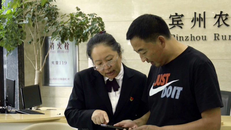 滴水藏海 感动农信｜郭丽红：厅堂“全能手” 客户“知心人”