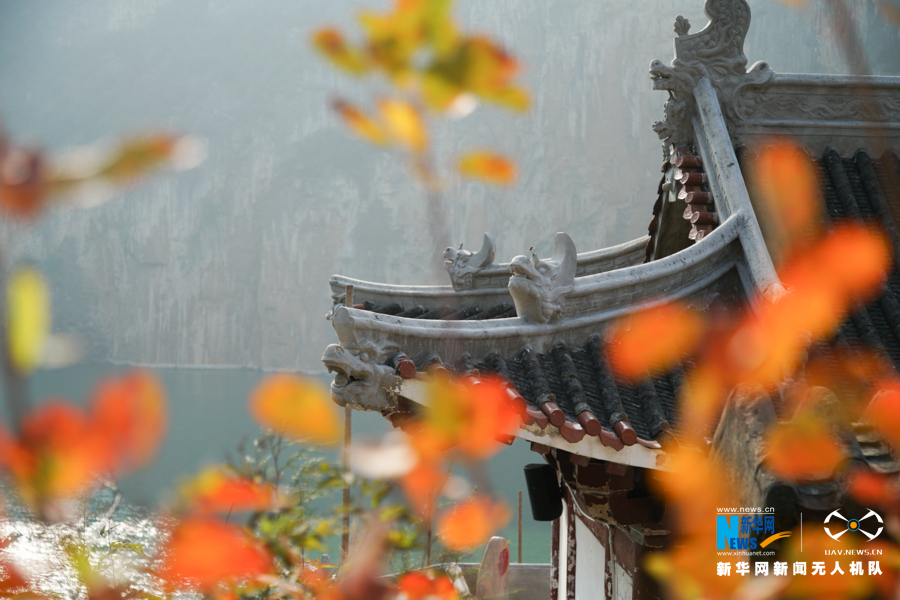 重庆：航拍冬日三峡 又到满山红叶时
