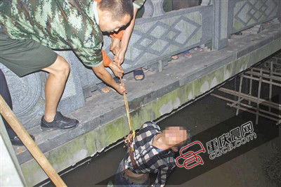 男子疑因感情挫折跳河 被救时一边反抗一边大笑