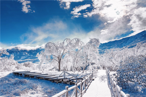 阿坝茂县九鼎山：“滑”走严寒 邂逅冰雪奇缘