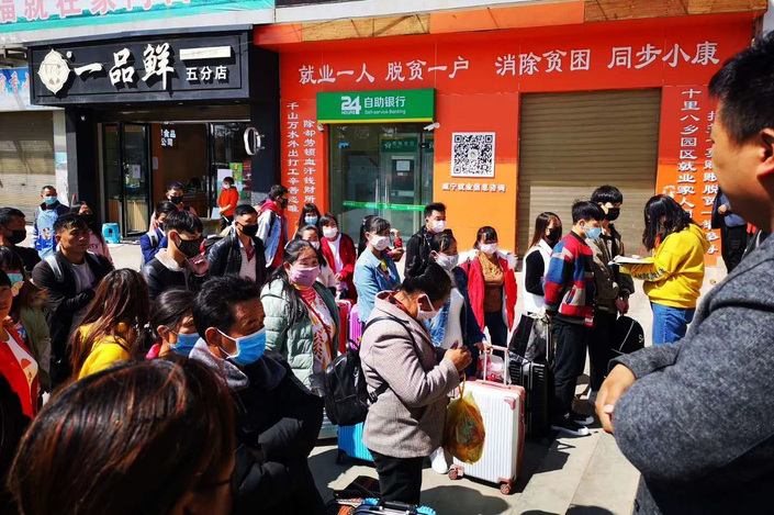 （社会）威宁：助十万农民工搭乘开往“春天的列车”返岗