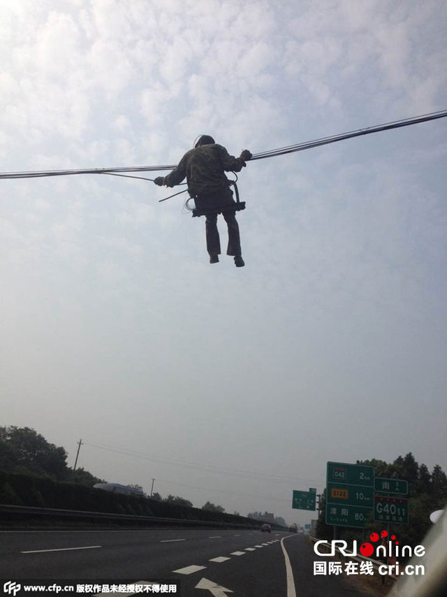 江苏镇江施工人员图省事高空"飞架"电缆